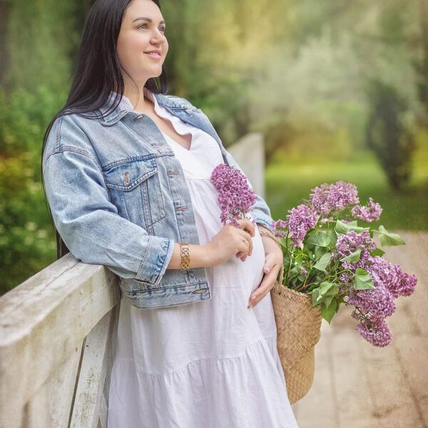 Przyszła mama w objęciach natury