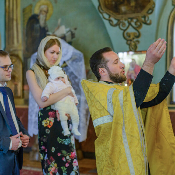 Rodzina podczas modlitwy w czasie chrztu — studiyasveta