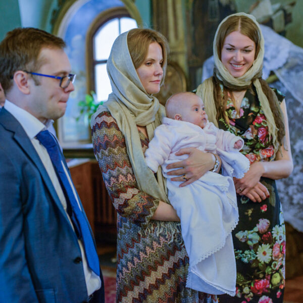 Rodzina przy ołtarzu w czasie chrztu — fotograf Lublin studiyasveta
