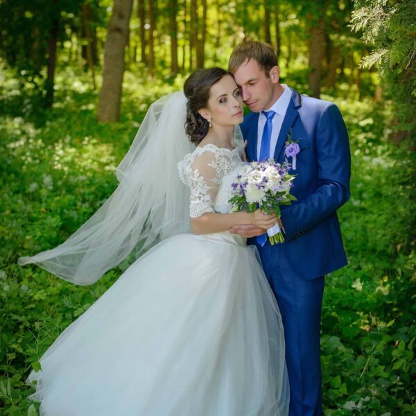 Pan młody obejmuje pannę młodą