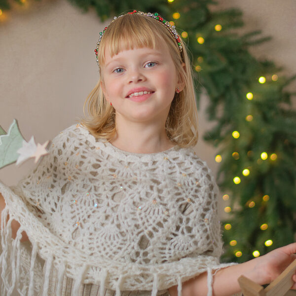 Fotograf_rodzinny_dziecięcy_Lublin_sesja zdjęciowa_studio_sesja_świąteczna_dziewczyna z choinkami w rękach