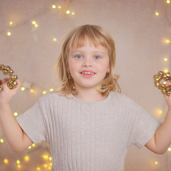 Fotograf_rodzinny_dziecięcy_Lublin_sesja zdjęciowa_studio_sesja_świąteczna_dziewczyna z dziewczyna z zabawkami na choince