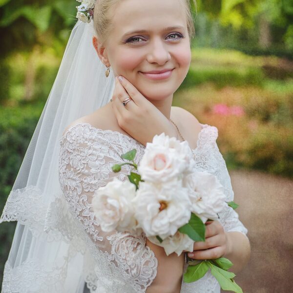 Portret panny młodej z bukietem kwiatów
