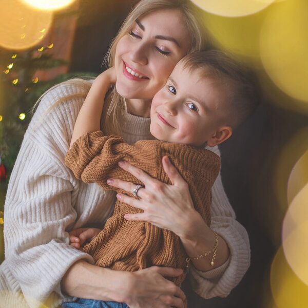 matka przytula syna-podczas świątecznej sesji w studio – rodzinny fotograf Lublin
