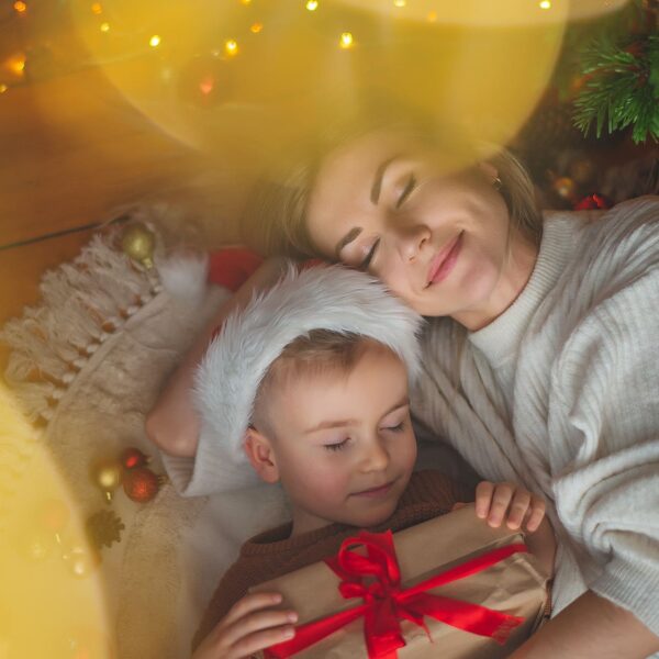 Mama tuląca dziecko podczas bożonarodzeniowej sesji – Świdnik