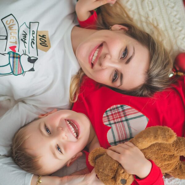 Uśmiechnięta mama z dzieckiem na świątecznej sesji – Lubartów