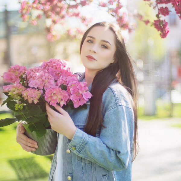 wiosenny portret kobiety z różową hortensją