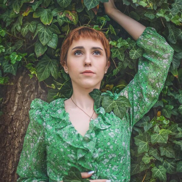 wiosenny portret dziewczynki w zielonej sukience, stojącej przy drzewie z bluszczem-Lubartów