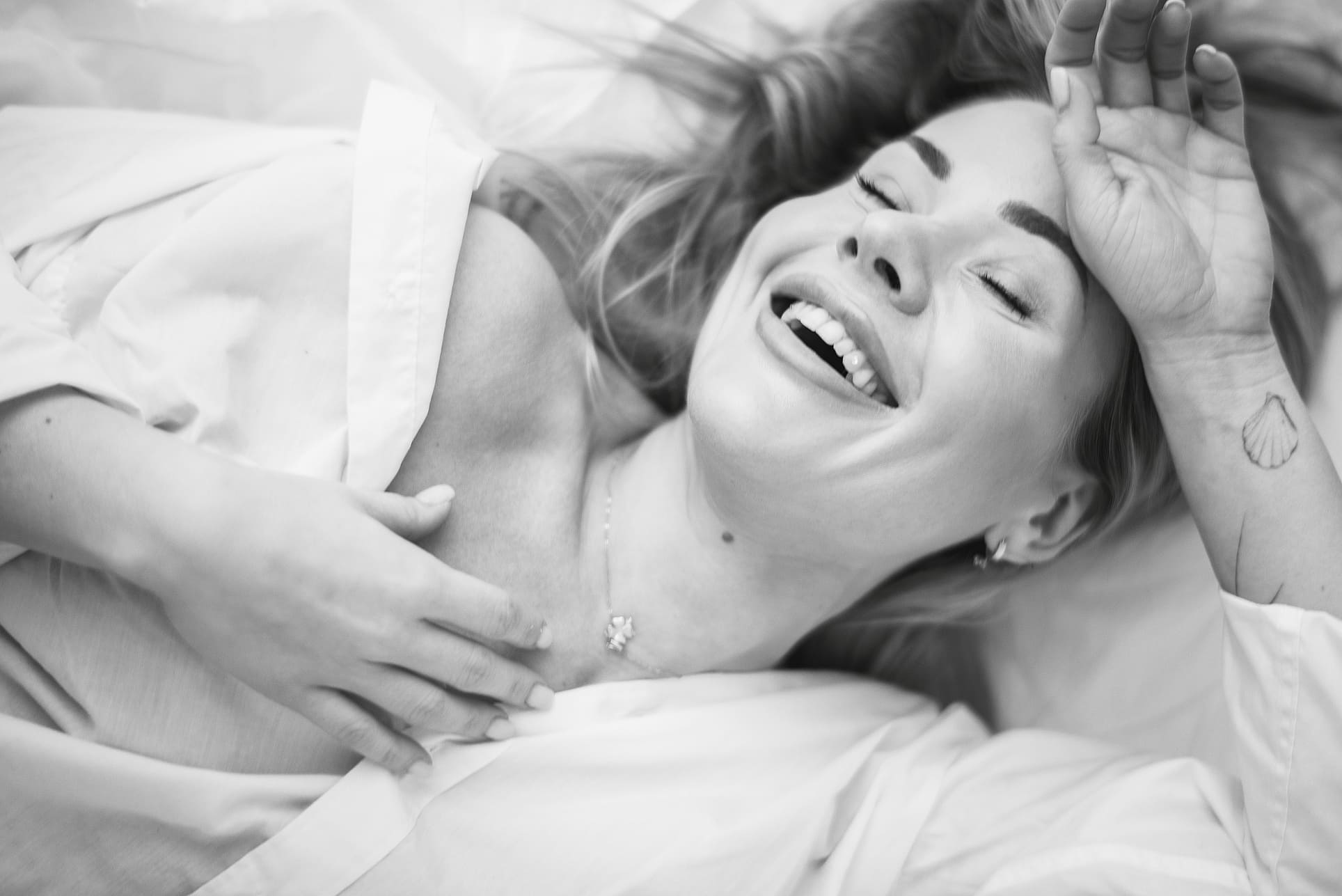 Kobieta w intymnej scenerii podczas sesji boudoir