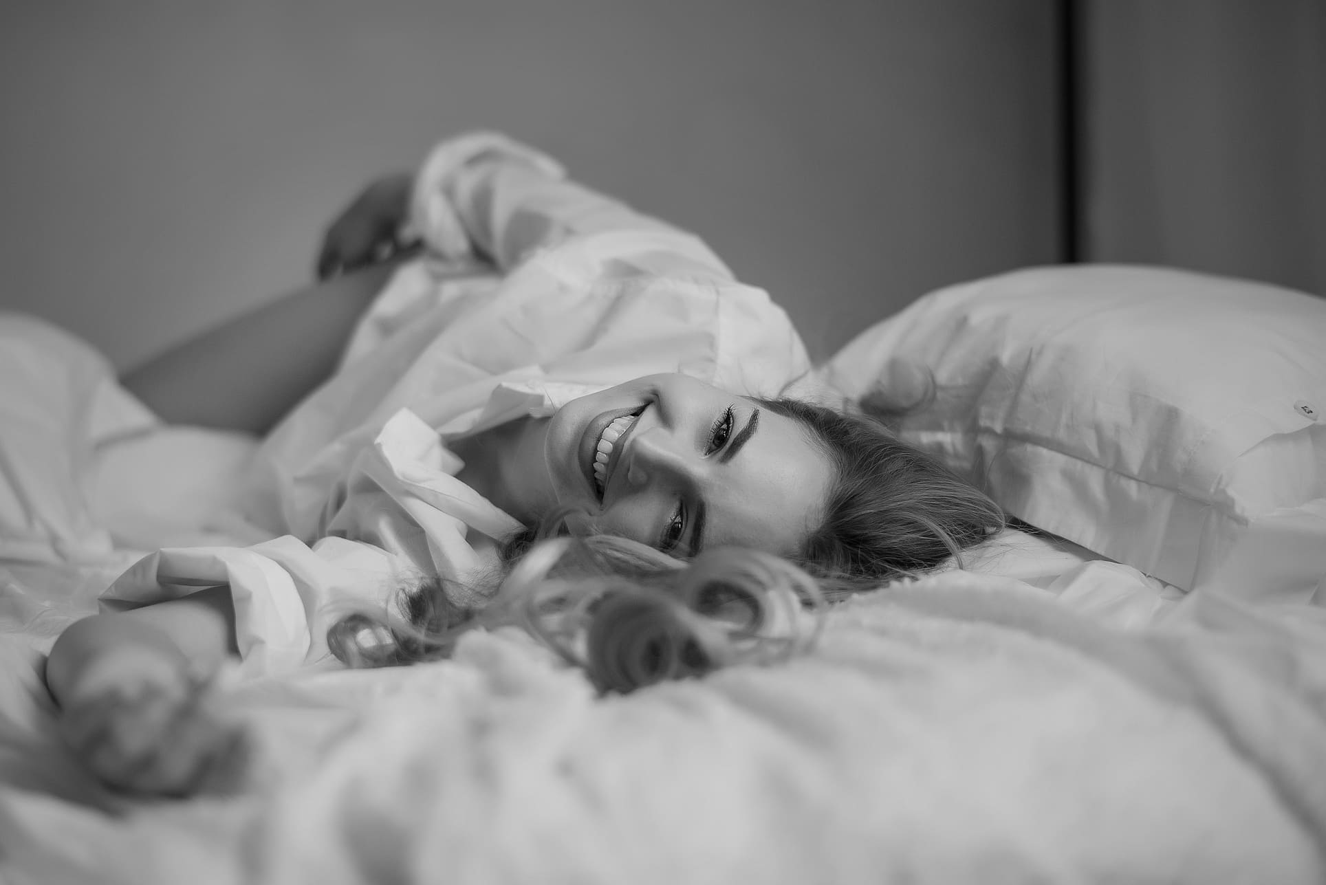 Kobieta w stylu boudoir z romantycznym oświetleniem