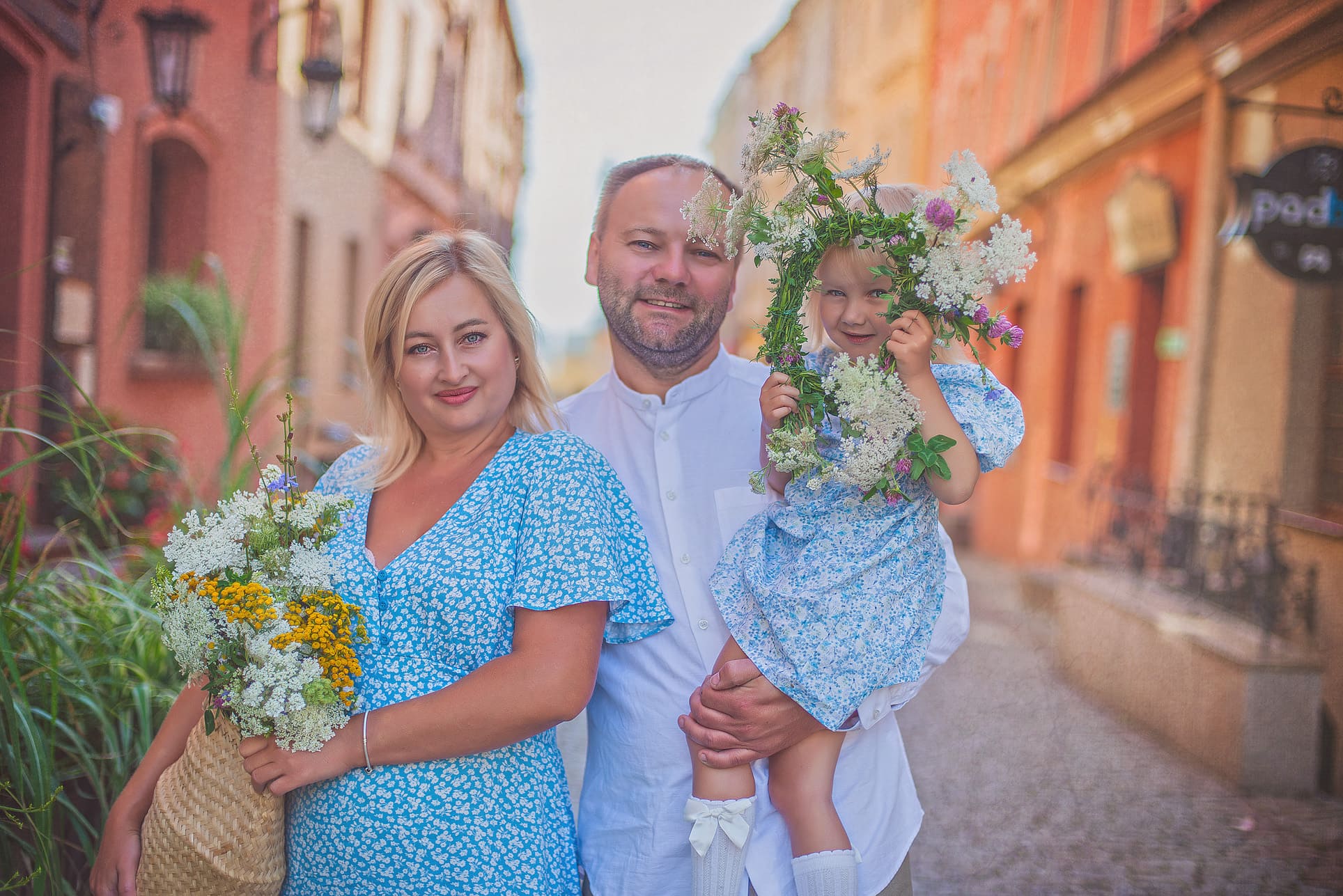 Rodzina na spacerze w parku, uśmiechnięci rodzice i dzieci