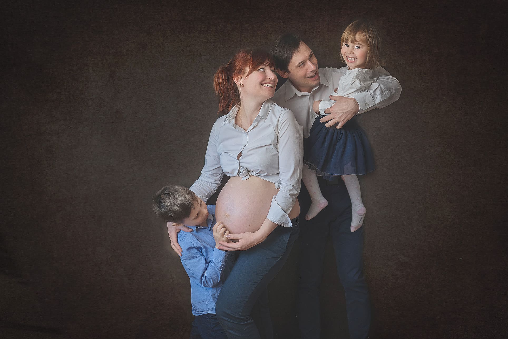 Rodzinne zdjęcie z ciężarną mamą, tata i dzieci przytulają mamę fotograf Lublin