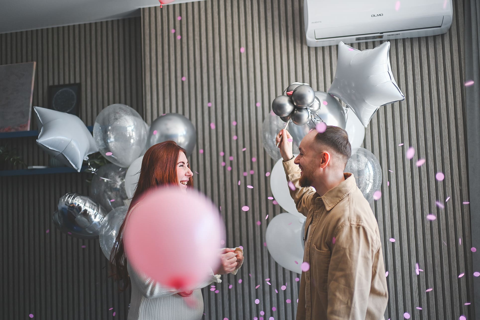 Sesja pary z balonami i konfetti — fotograf rodzinny Warszawa Lublin, studiyasveta