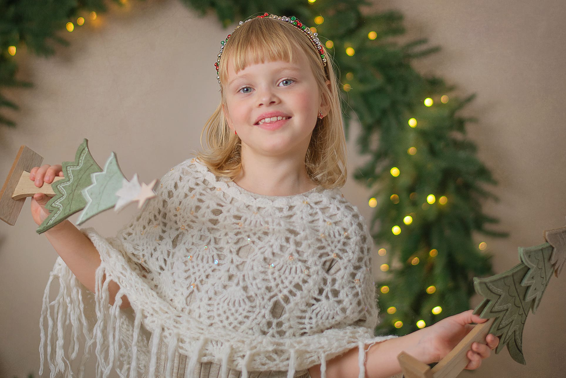 Dziewczynka z choinką w studiu fotograficznym sesja dziecięca w Lublinie — fotograf dziecięcy studiyasveta