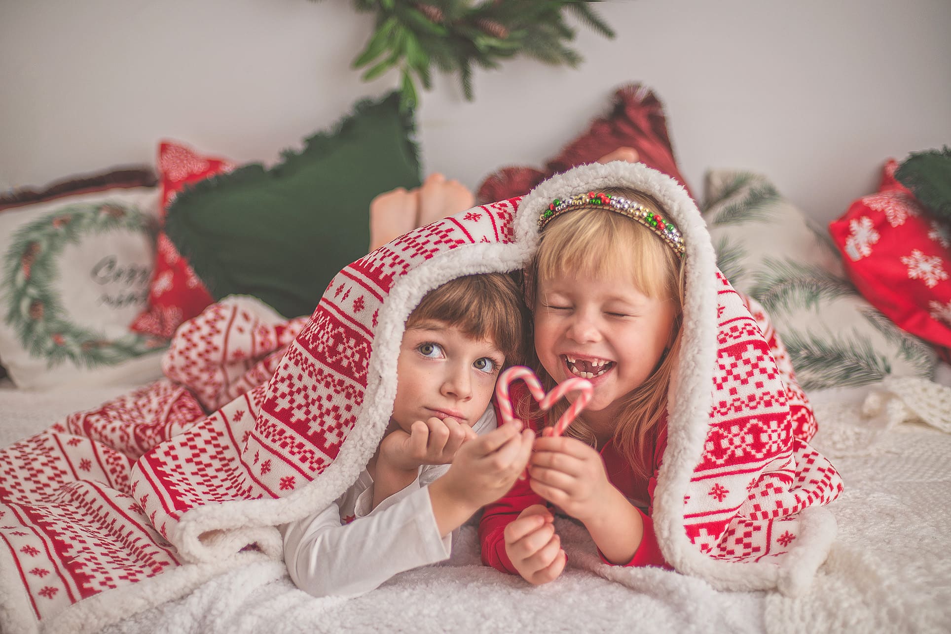 dzieci w studiu z lizakami sesja dziecięca w Lublinie — fotograf dziecięcy studiyasveta
