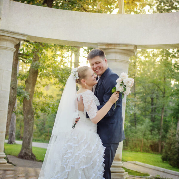 Para tańcząca w parku, sesja ślubna w Lublinie - studio fotografa ślubnego sveta