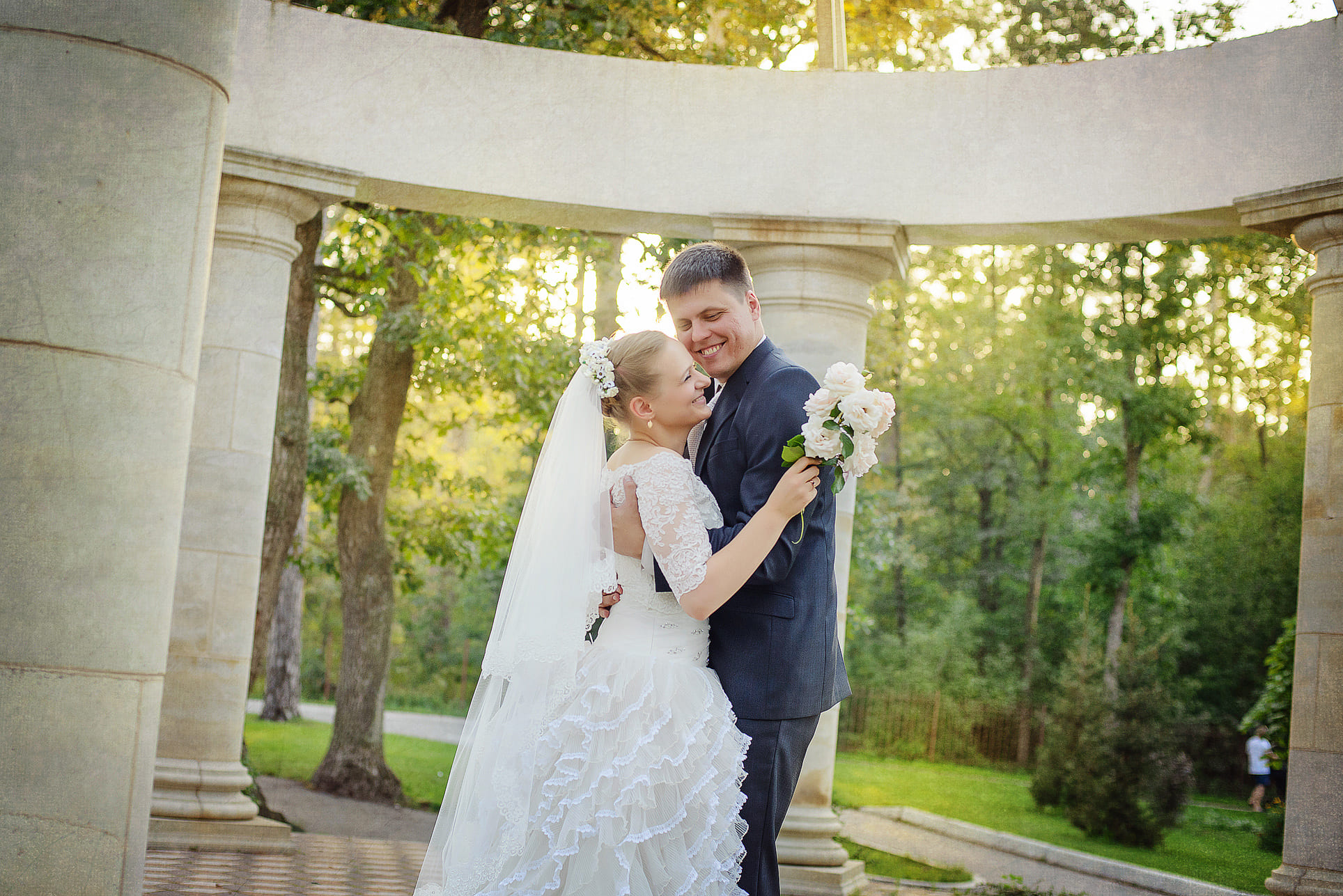 Para tańcząca w parku, sesja ślubna w Lublinie - studio fotografa ślubnego sveta