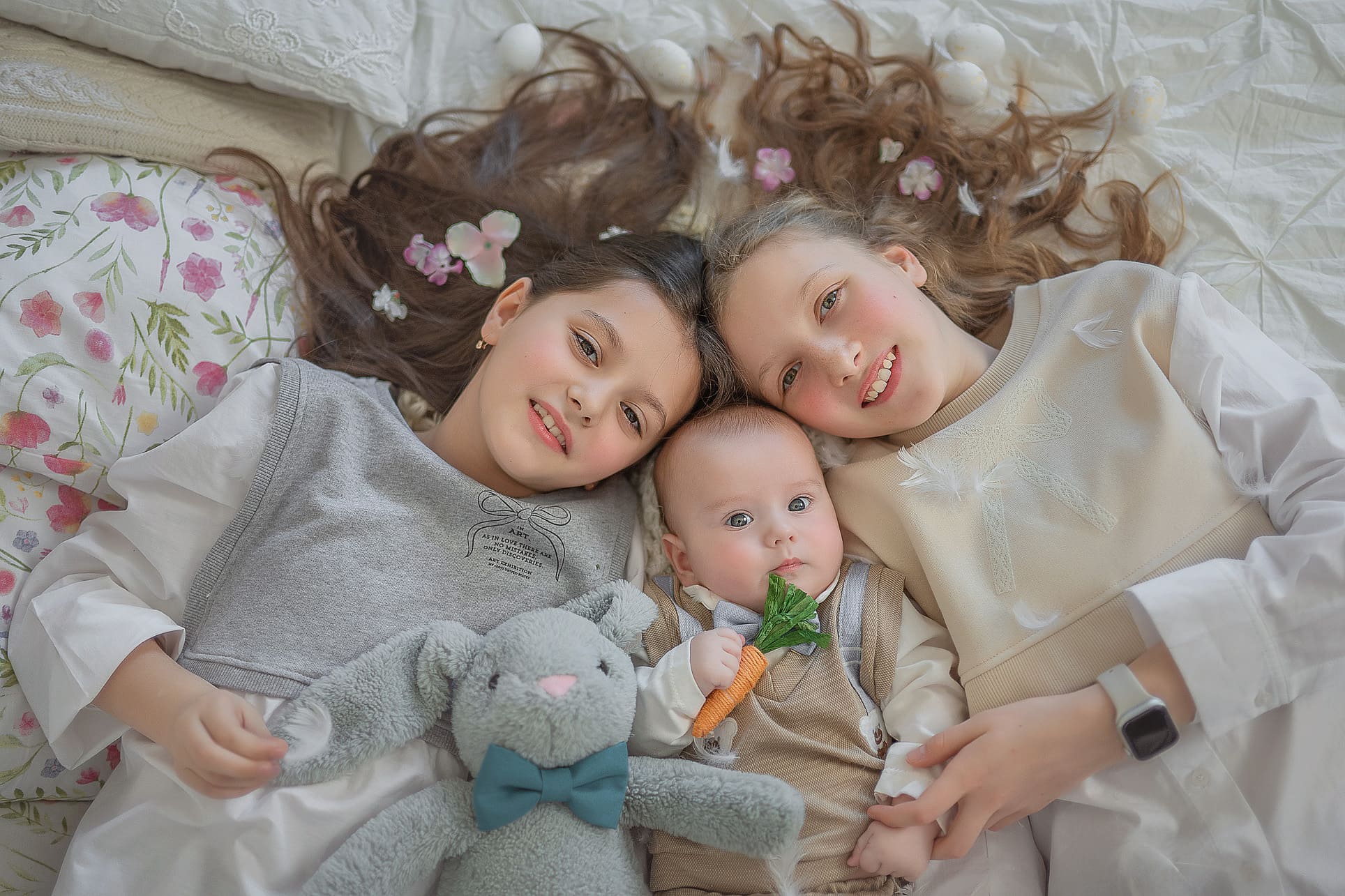 dzieci leżące w kwiatach, sesja zdjęciowa na Wielkanoc sesja rodzinna w Lublinie — fotograf rodzinny studiyasveta