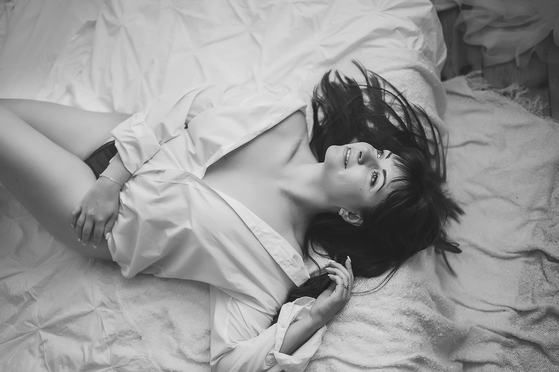 Zmysłowa kobieta w stylu boudoir na tle miękkiego oświetlenia