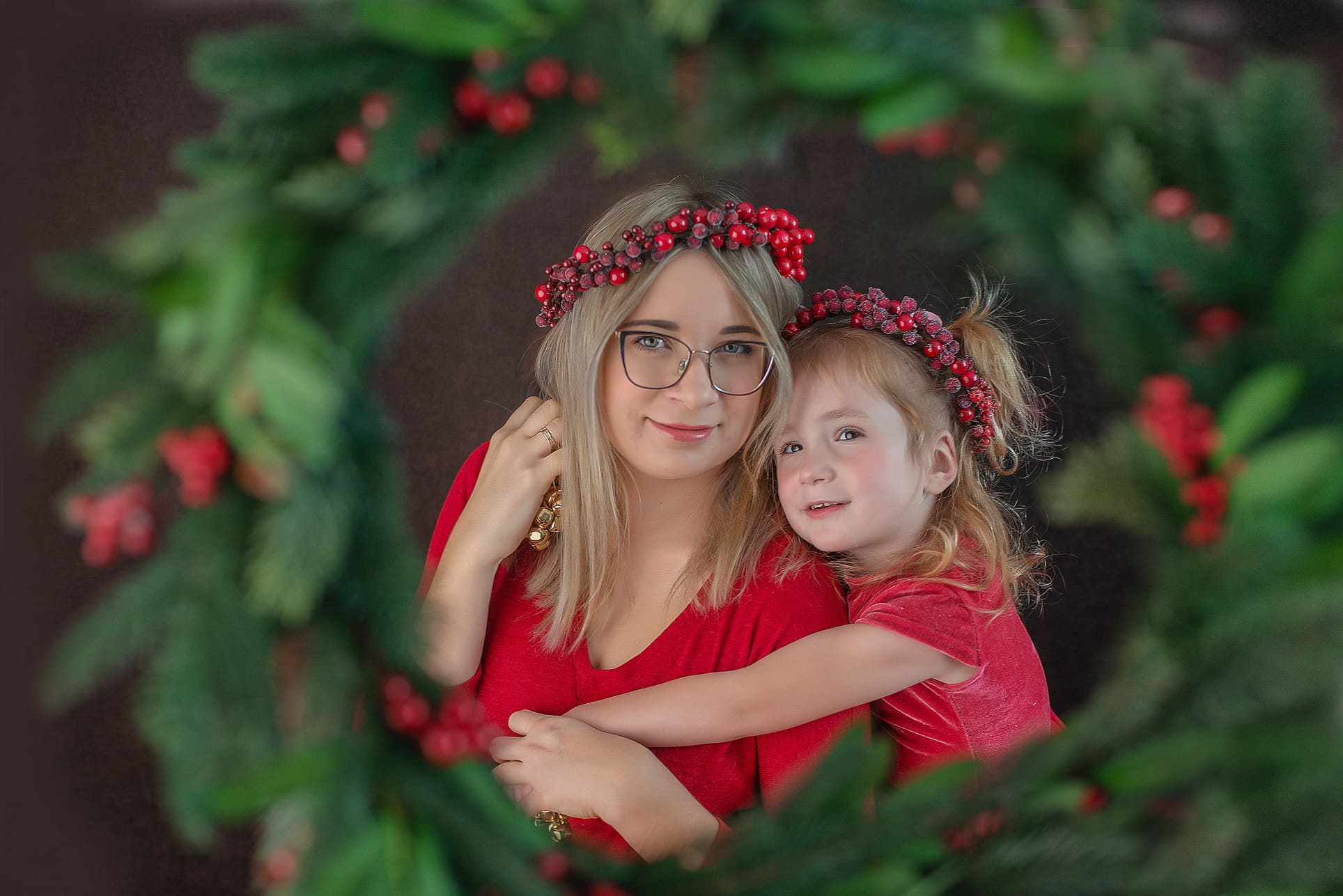 matka i córka z wieńcem świątecznym