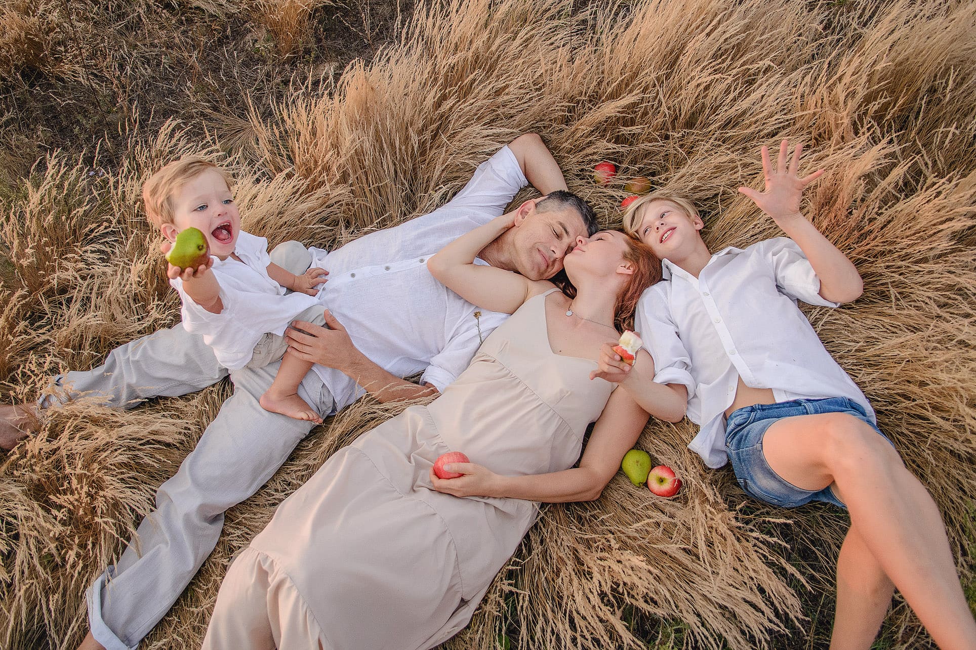 tata mama dzieci leżące na trawie śmiech sesja zdjęciowa rodzinna spacer Lublin — fotograf rodzinny dzieci studiуаsveta