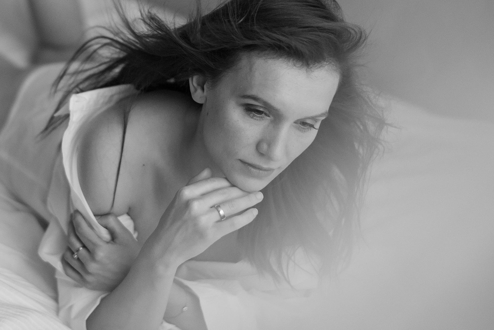 Piękna sesja w stylu boudoir w studiu fotograficznym