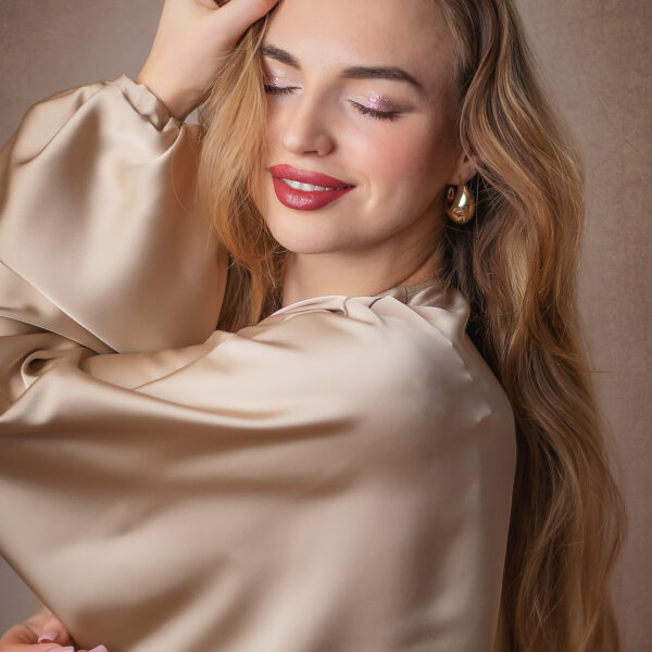 kobiecy portret artystyczny w studio – światło i cień